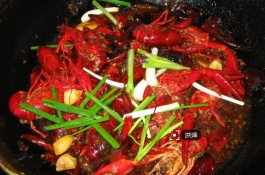 小龙虾吃什么食物，1.野生小龙虾吃什么