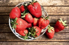 在膨果期种植草莓，使用肥料有哪些技巧，叶面喷洒钙肥