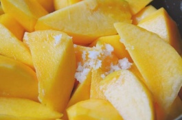 一斤新鲜黄桃多少钱，黄桃的功效作用黄桃又叫做黄肉桃