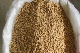 配制猪饲料时应按什么比例配制，注意不同猪群的区分